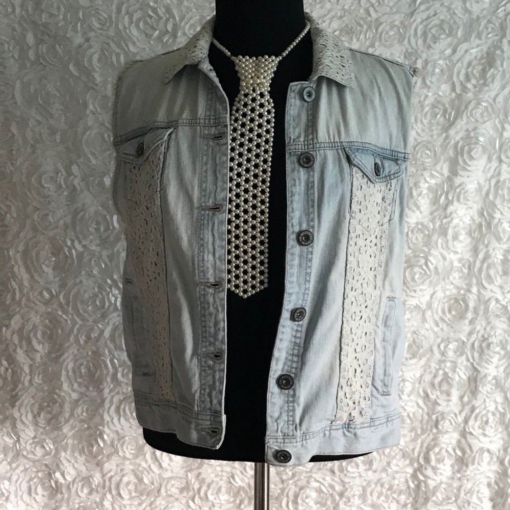 💥SALE💥🌟NWOT Bullhead Stylish Denim Vest with Lace Accents